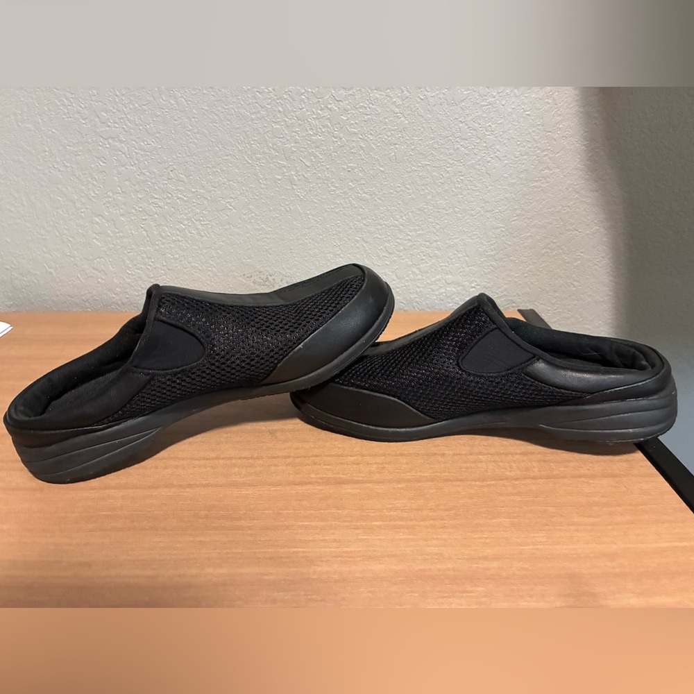 Propet Women’s Black Slip-On Shoes Mules size 9